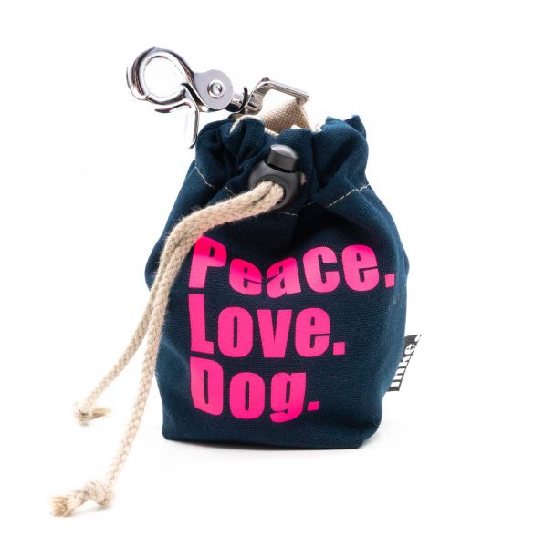 INKE. Leckerlibeutel für Hunde Dunkelblau mit PeaceLove-Dog Schrift neonpink, Silber
